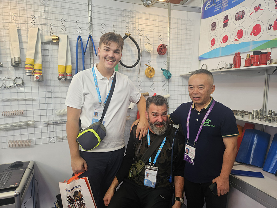 Group photo with customers at the 140th Canton Fair